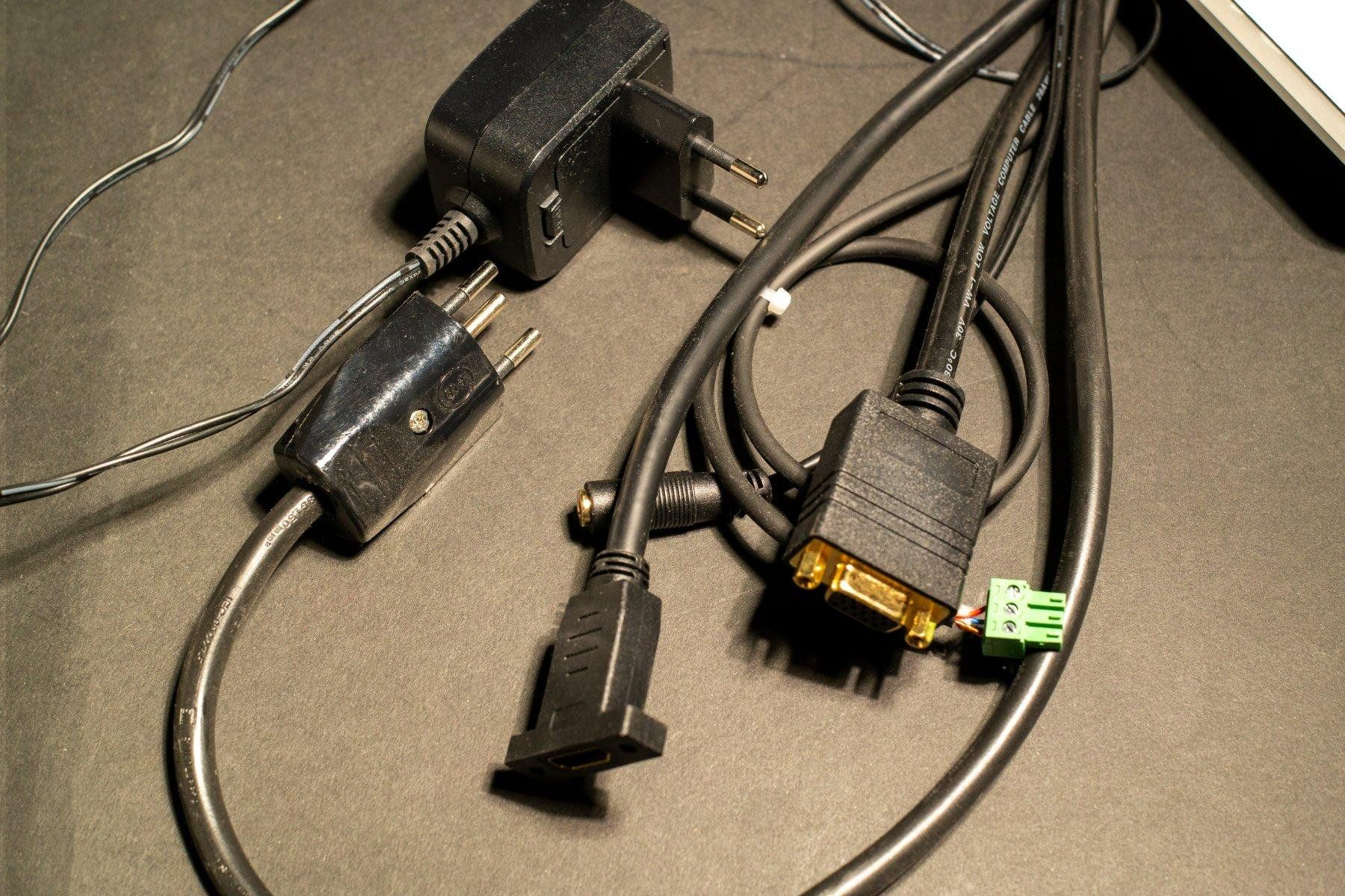Spine: Steckdosengehäuse Kindermann CablePort desk2 inkl. Modulen – Usato da Suberg venduto da lov_d8l6 2
