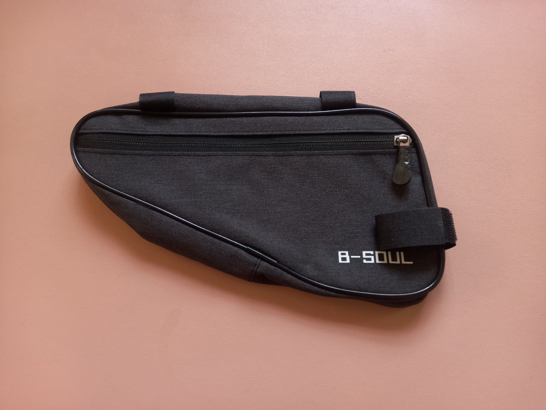 Taschen: 3x Fahrradtasche Dreieck grau - Sac de rangement pour vélo – Neu und originalverpackt aus Bremblens von SHOPSPORT