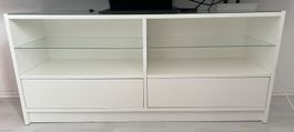Weisses Sideboard mit Glas