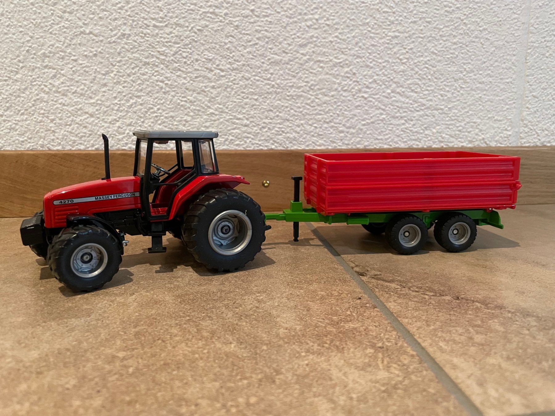 Massey Ferguson Trattori: SIKU Massey Ferguson 4270 mit Kipper – Nuovo e nell'imballaggio originale da Kreuzlingen venduto da Stefan1150