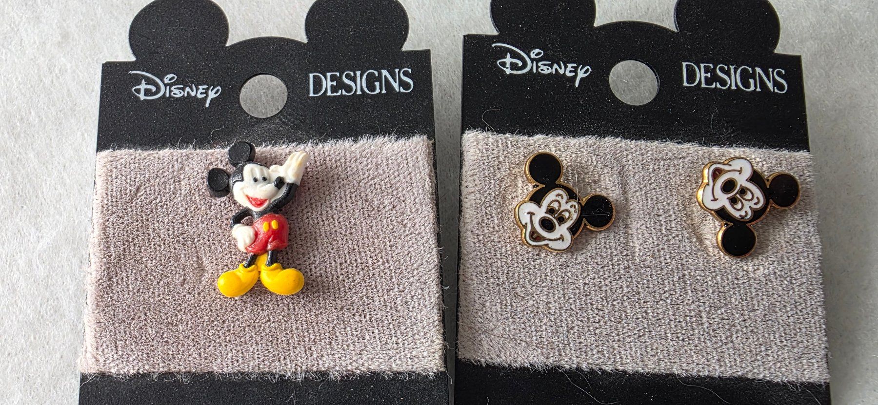 Disney Plaketten & Abzeichen: Disney Mickey Mouse Anstecker, Pin. Ohrenstecker – Gebraucht aus Oetwil am See von fineli2