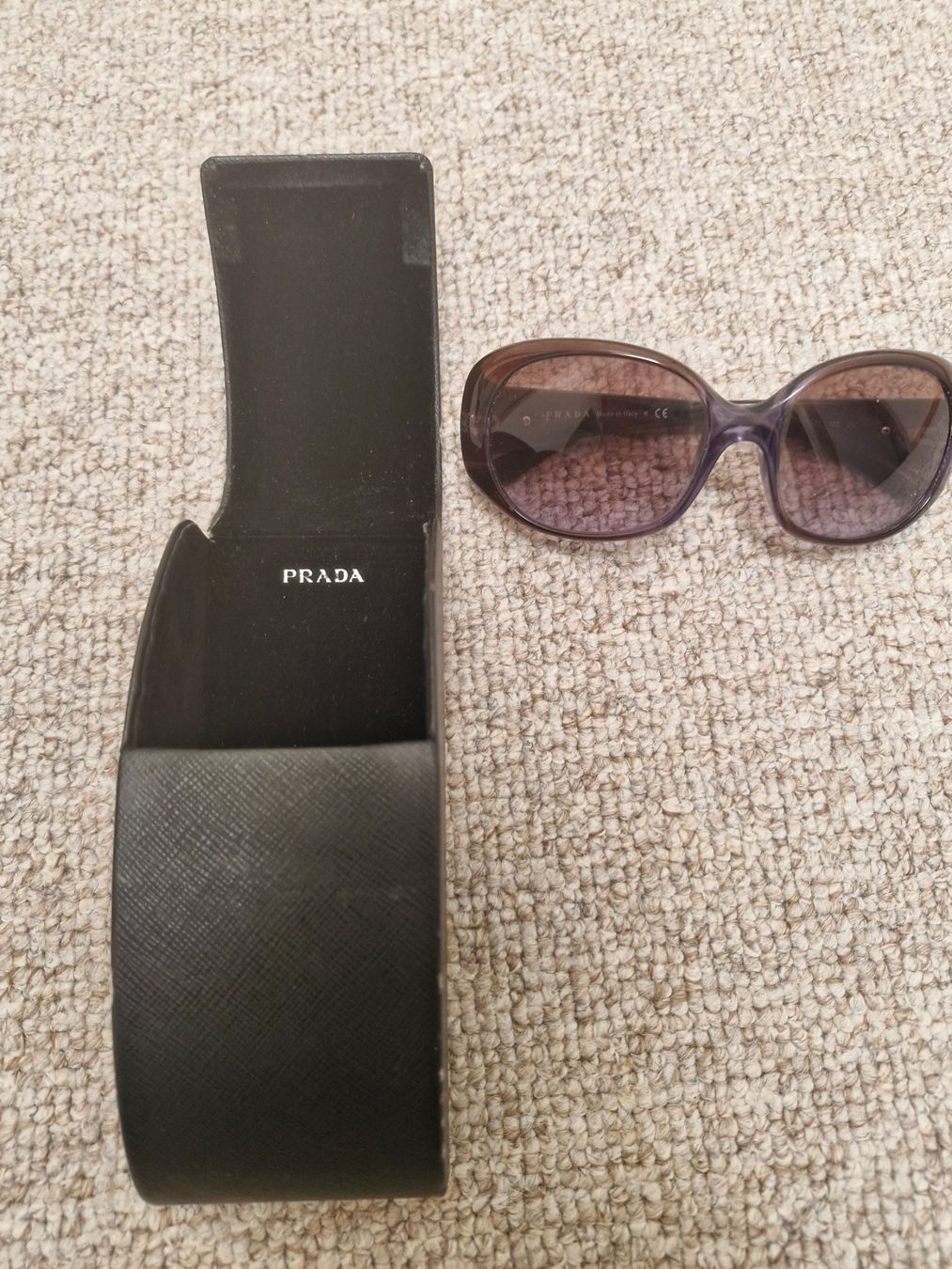 Prada Occhiali & Lenti: Braune Prada-Sonnenbrille mit Originaletui – Usato da Uster venduto da ann_cx25 2
