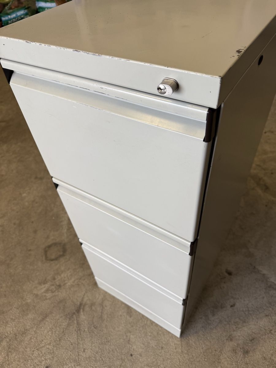 Armoires: Aktenschrank – D'occasion à Horriwil par Carrera68