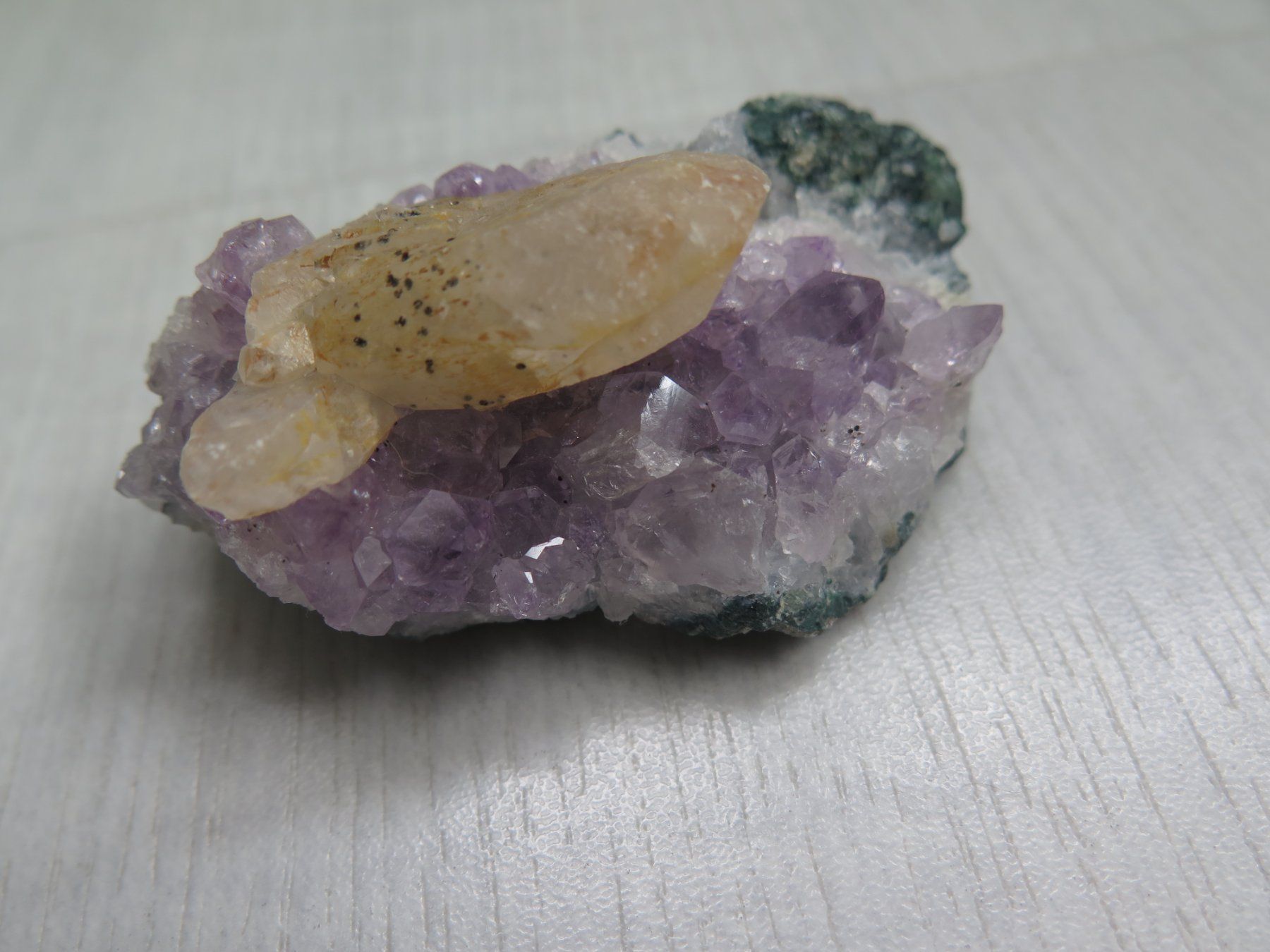 Minerali & Pietre curative: Amethyst mit Calcit – Usato da Schaffhausen venduto da Yamakana51L8736OQ8 6