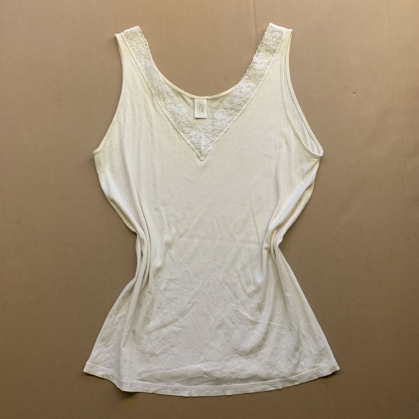 Top: Cremefarbenes, romantisches Spitzen-Tanktop – Usato da Chalais venduto da Decoarts.art 1