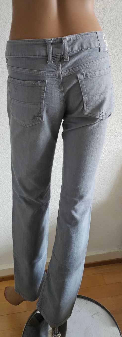 Jeans: Neue graue Damenjeans, Grösse 32/34 – Neu und originalverpackt aus Basel von Mazzo84 1