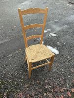 Holzstuhl mit Strohsitz, Vintage-Charme für Ihr Zuhause!