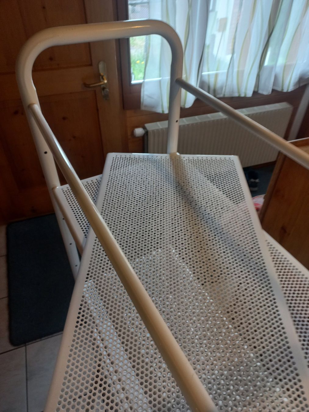 Regale: Metallgestell – Gebraucht aus Praden von Minimalist 2