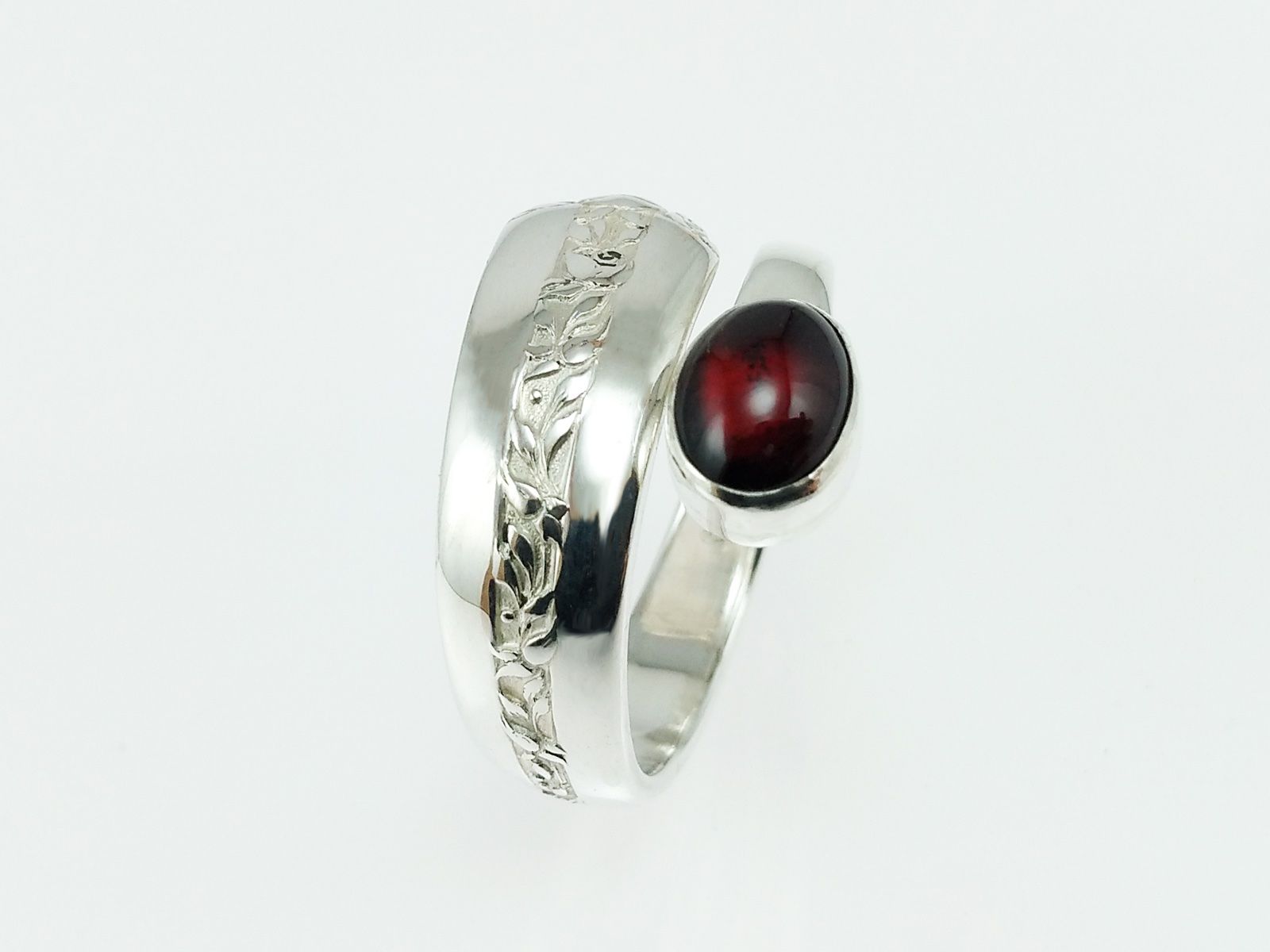 Anelli: Offener Silberring im Jugendstil mit ovalem Granat – Nuovo e nell'imballaggio originale da Meilen venduto da Byrd-bijoux