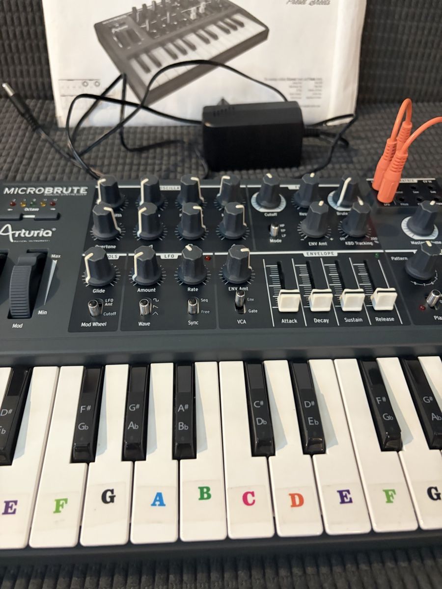 Arturia Strumenti musicali: Microbrute Arturia Analoger Synthesizer gebraucht  – Usato da Schaffhausen venduto da ram_667r 1