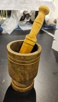 Mortaio in legno scuro (pestello non originale)