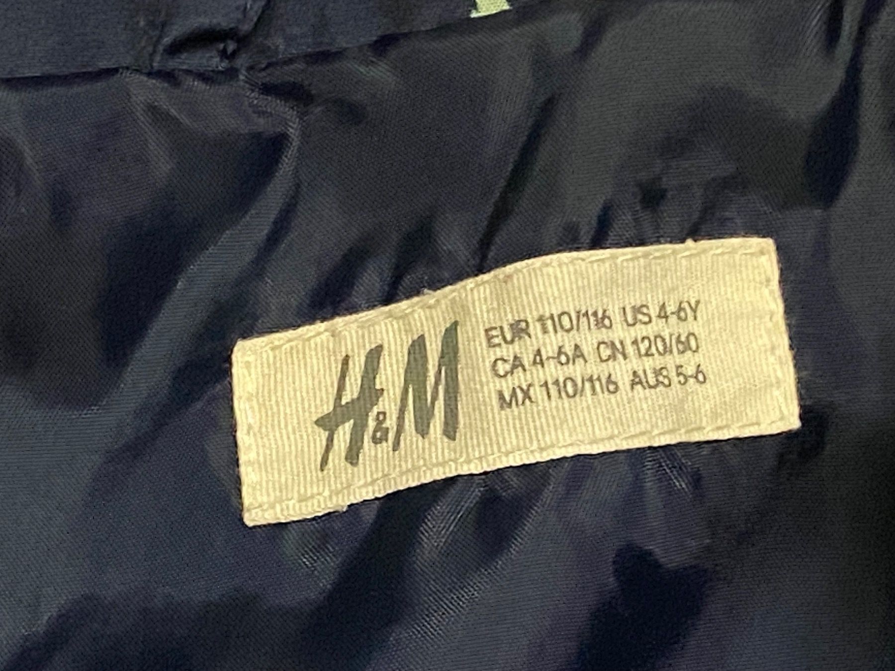 H&M Jacken & Mäntel: Regenjacke mit Dinosauriern Grösse 110/116 – Gebraucht aus Sissach von SV-650 1