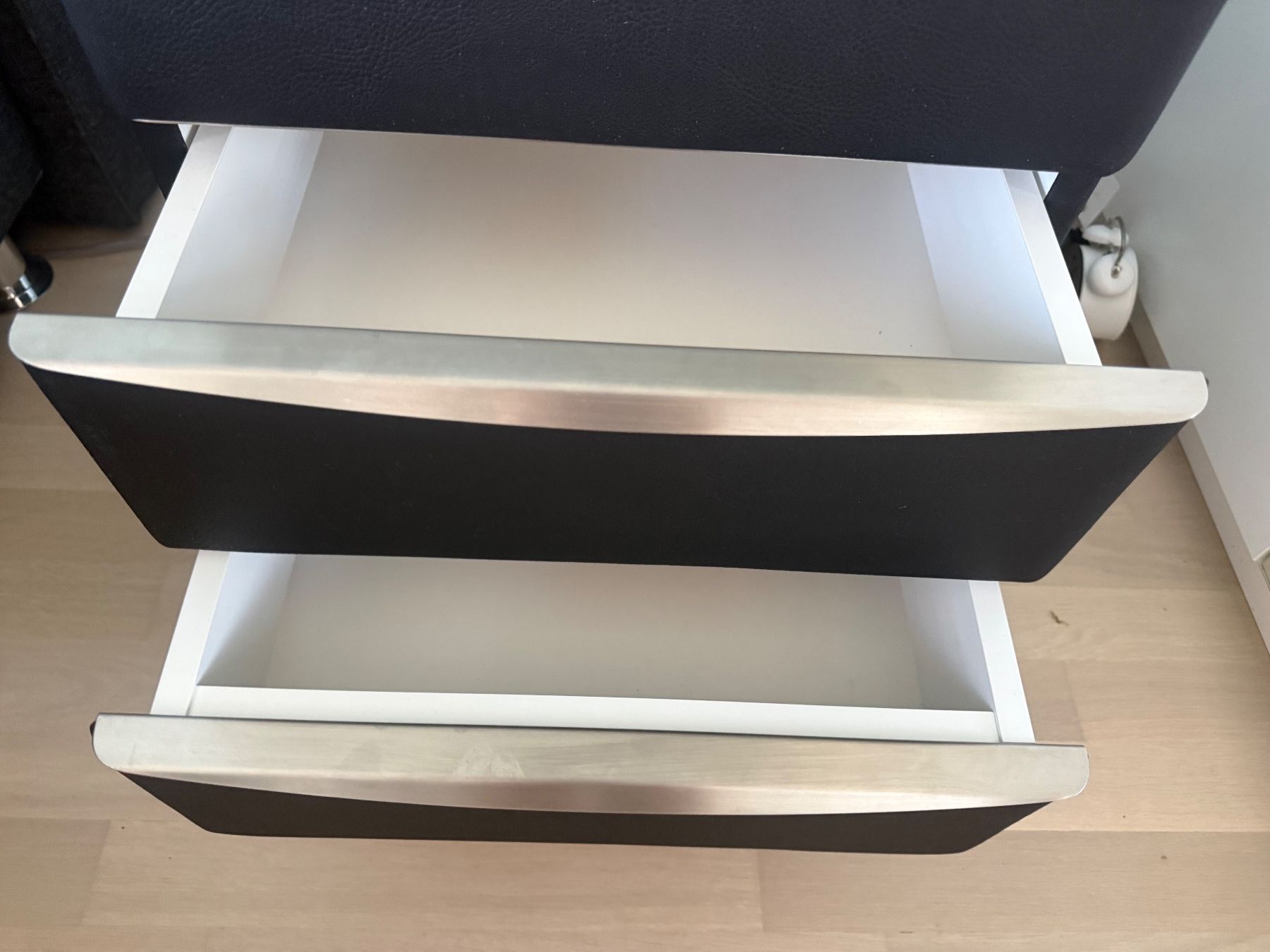 Pfister Nachttische: 2 Nachttische – Gebraucht aus Aesch BL von Stechrose 5