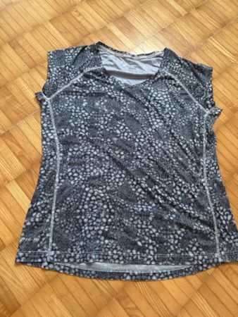 Gut erhaltenes Damen T-Shirt Gr. M, grau/weissem Muster