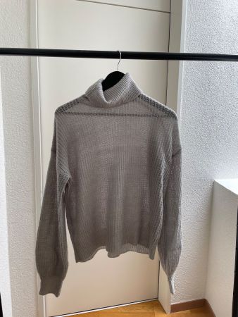 Grauer Pullover Villa
