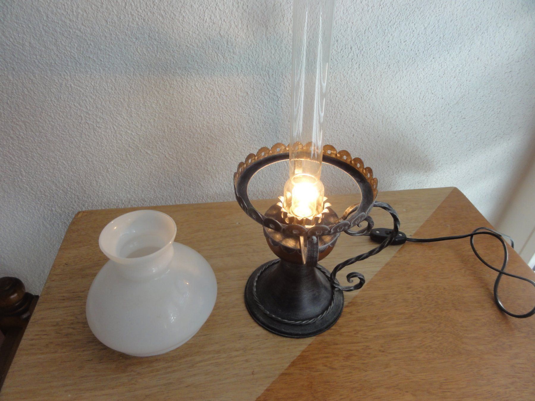Lampen: Tischlampe mit Glas Lampenschirm – Gebraucht aus Steffisburg von Robinh.17