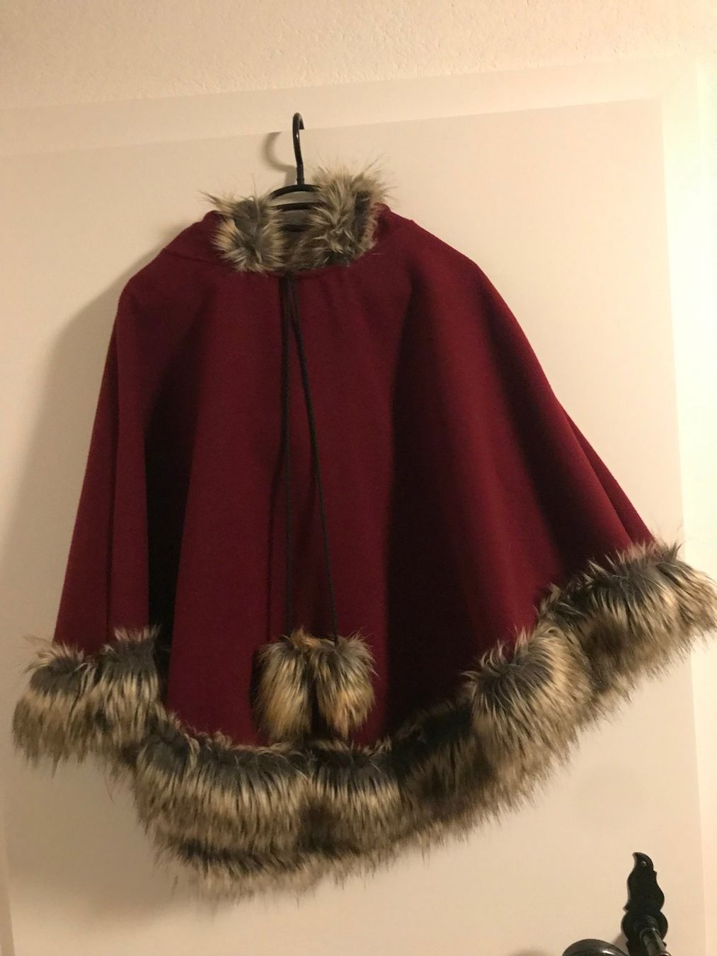 Altro in  Abbigliamento & Accessori: rotes Poncho mit Kunstfell und Kaputze – Usato da Freudwil venduto da Feenland2010 1