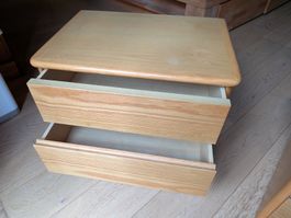 deux tables de nuit