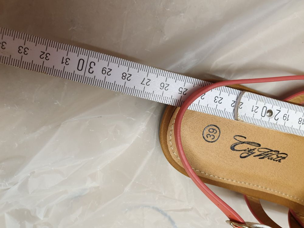 sandale walk in the city