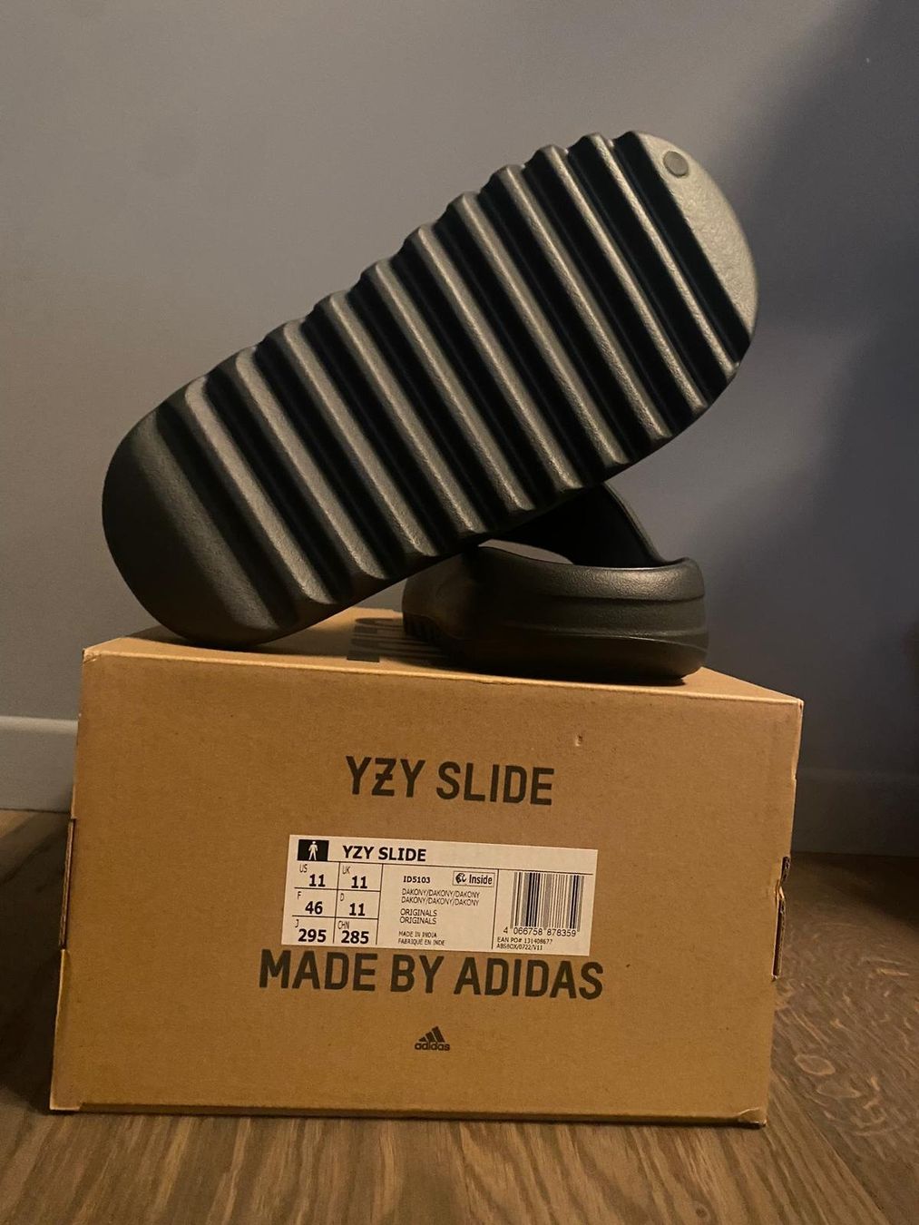 Adidas Scarpe da uomo: adidas Yeezy Slides Dark Onyx EU 46 – Nuovo e nell'imballaggio originale da Schaffhausen venduto da solequart 1