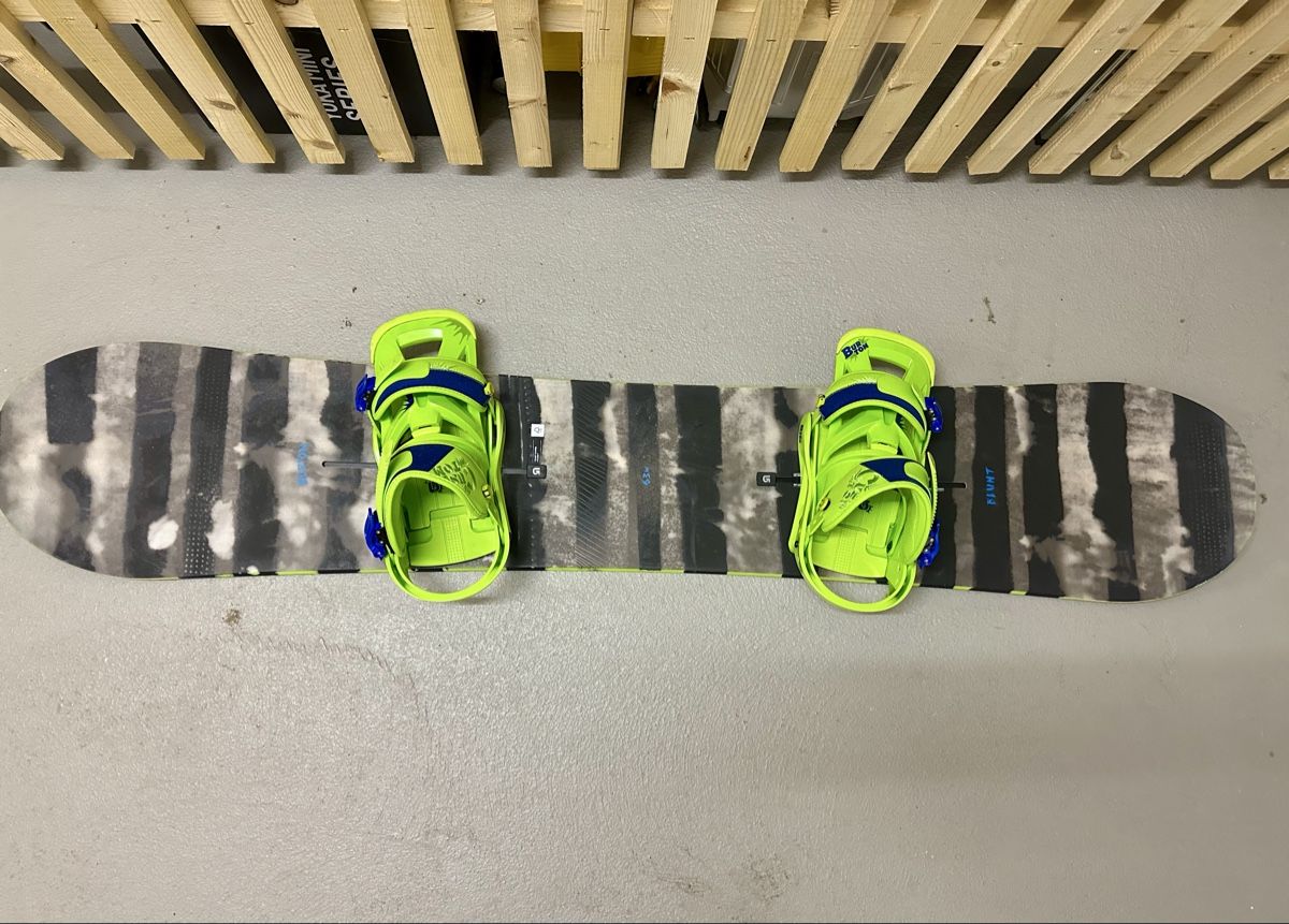 Burton Board: Burton snowboard with bindings – Usato da Altendorf venduto da ghinescu.andrei