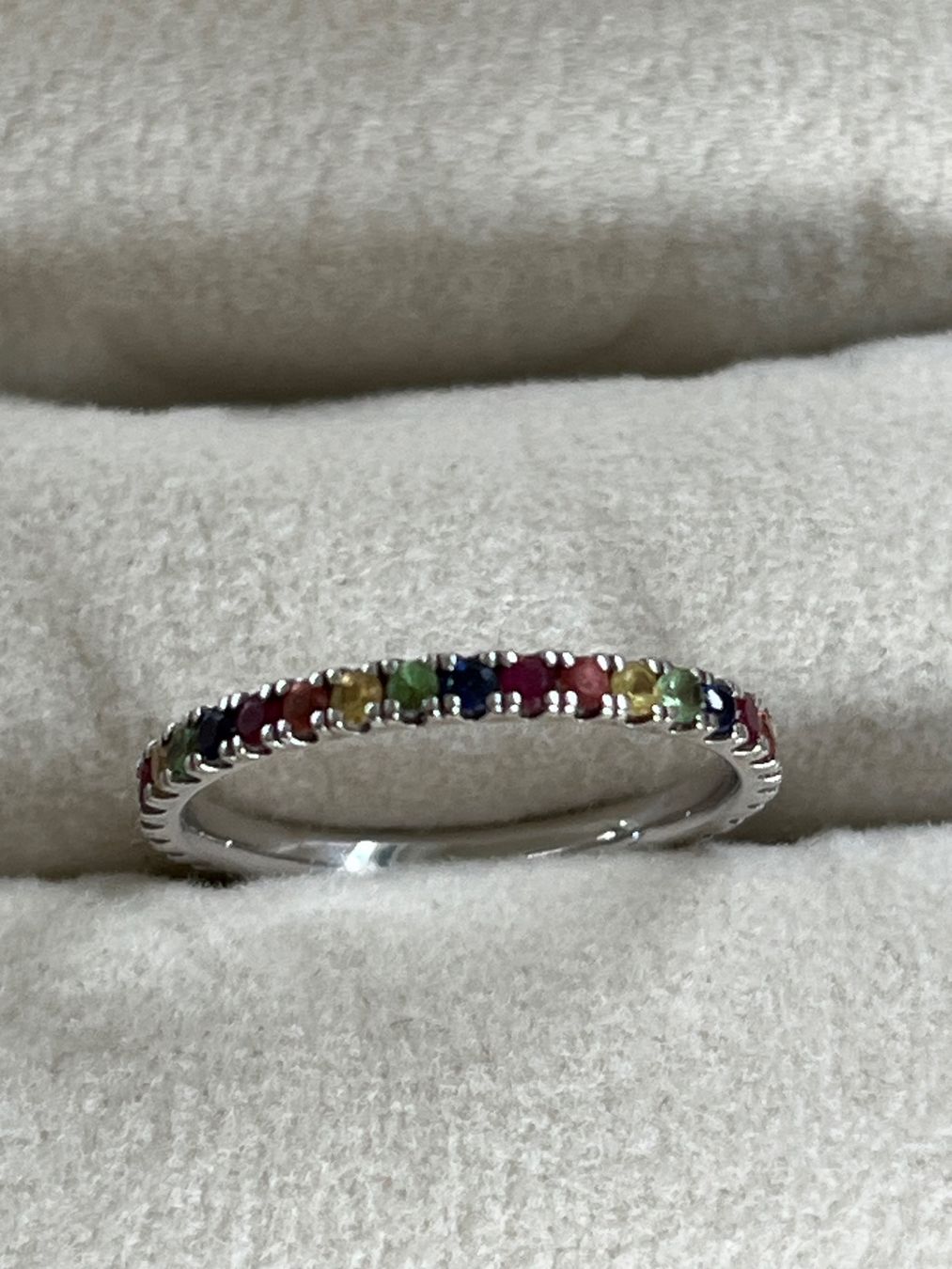 Ringe: Alliance Memory Ring 18 K Weissgold, Regenbogen Saphire – Gebraucht aus Wald ZH von mo-zart