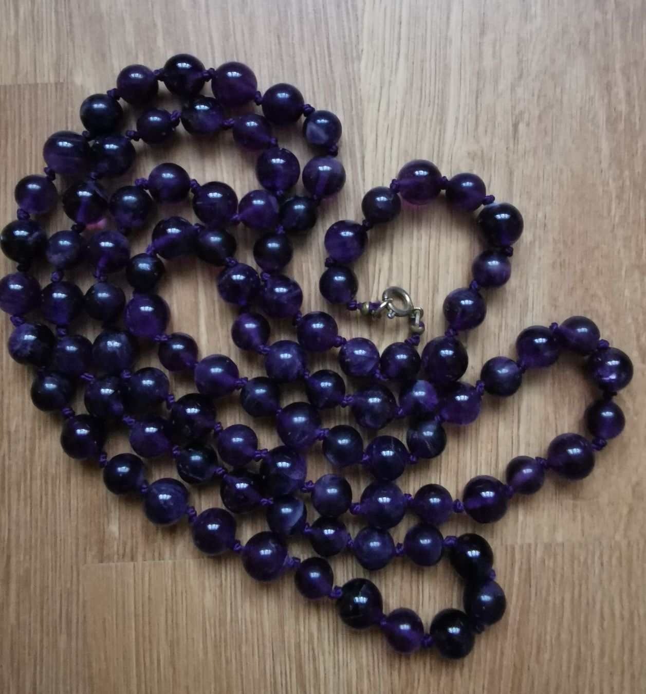 Catenine: Lange Halskette mit dunklen Amethyst-Perlen – Usato da Birsfelden venduto da dsc_f8gx