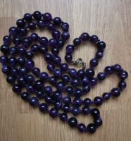 Lange Halskette mit dunklen Amethyst-Perlen