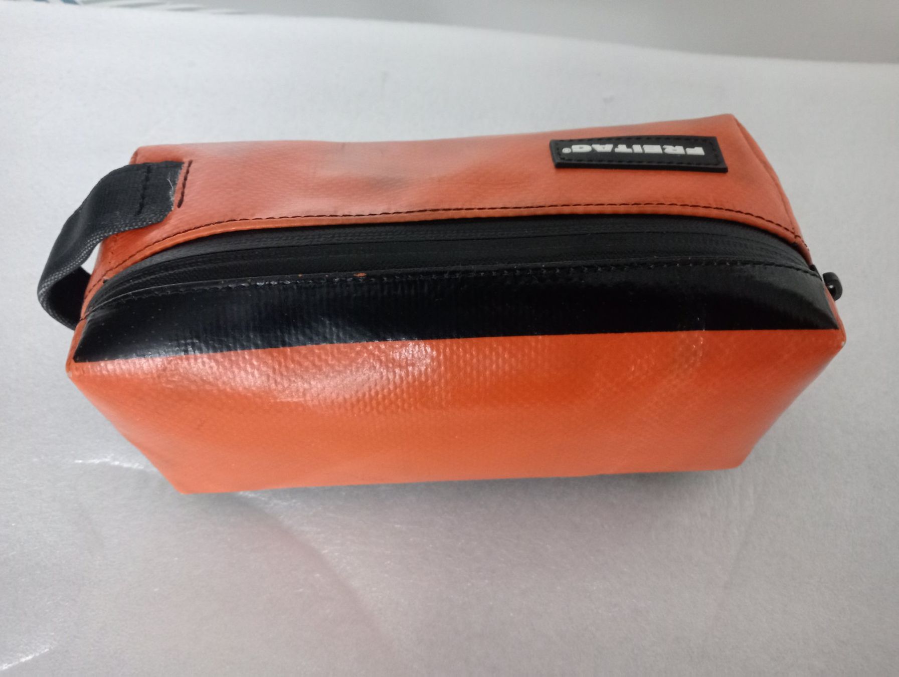 Freitag Custodie per cosmetici: Freitag Necessaire, Orange 🍊 Farbe – Usato da Zürich venduto da sendbad 1