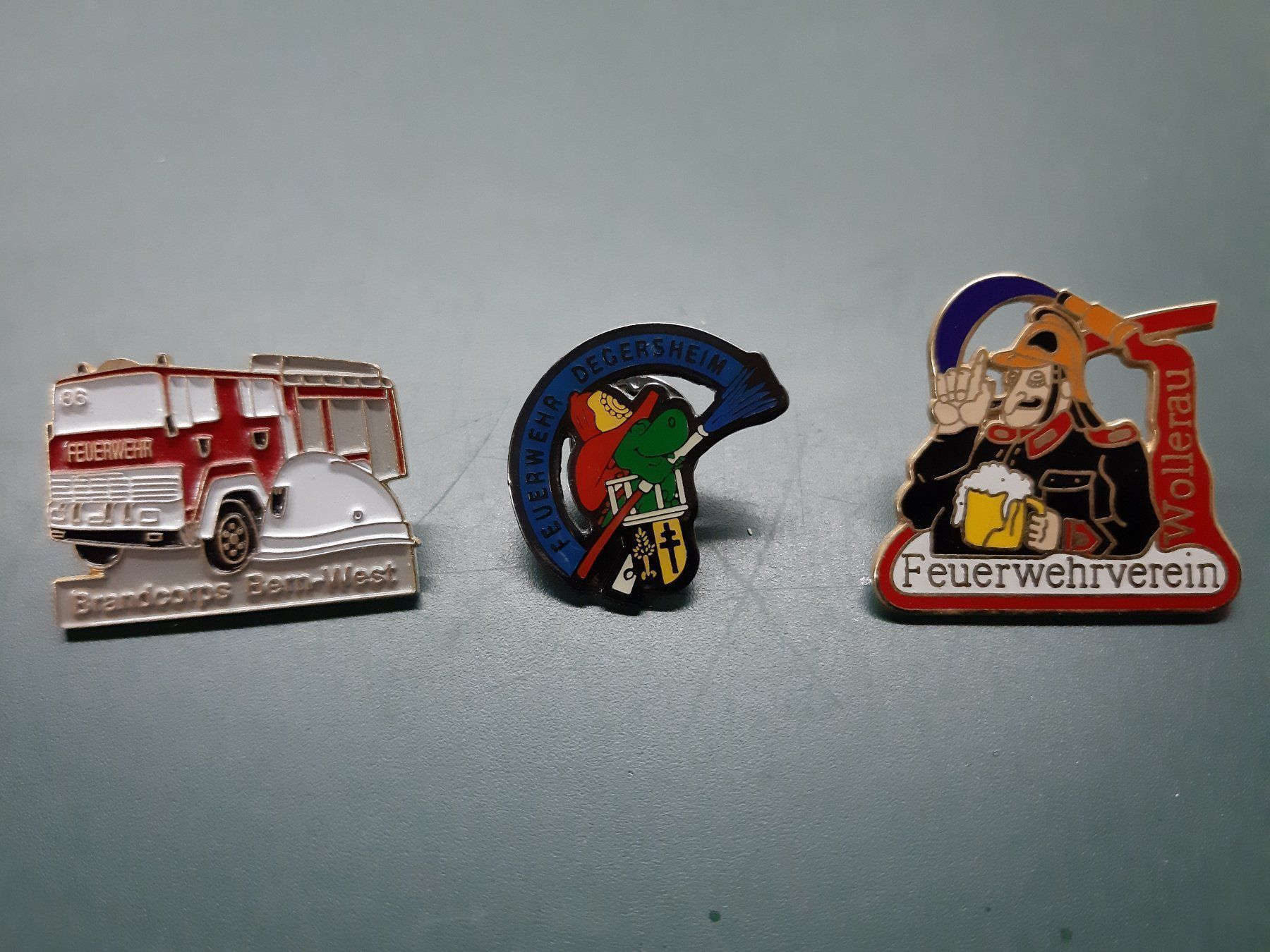Placchette & Badge: 7 alte Feuerwehr-Pins – Usato da Rotkreuz venduto da RIKU56