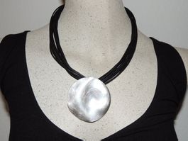 SCHÖNE KETTE "LEDER-OPTIK & SILBER-MEDAILLE" NEU 45 CM