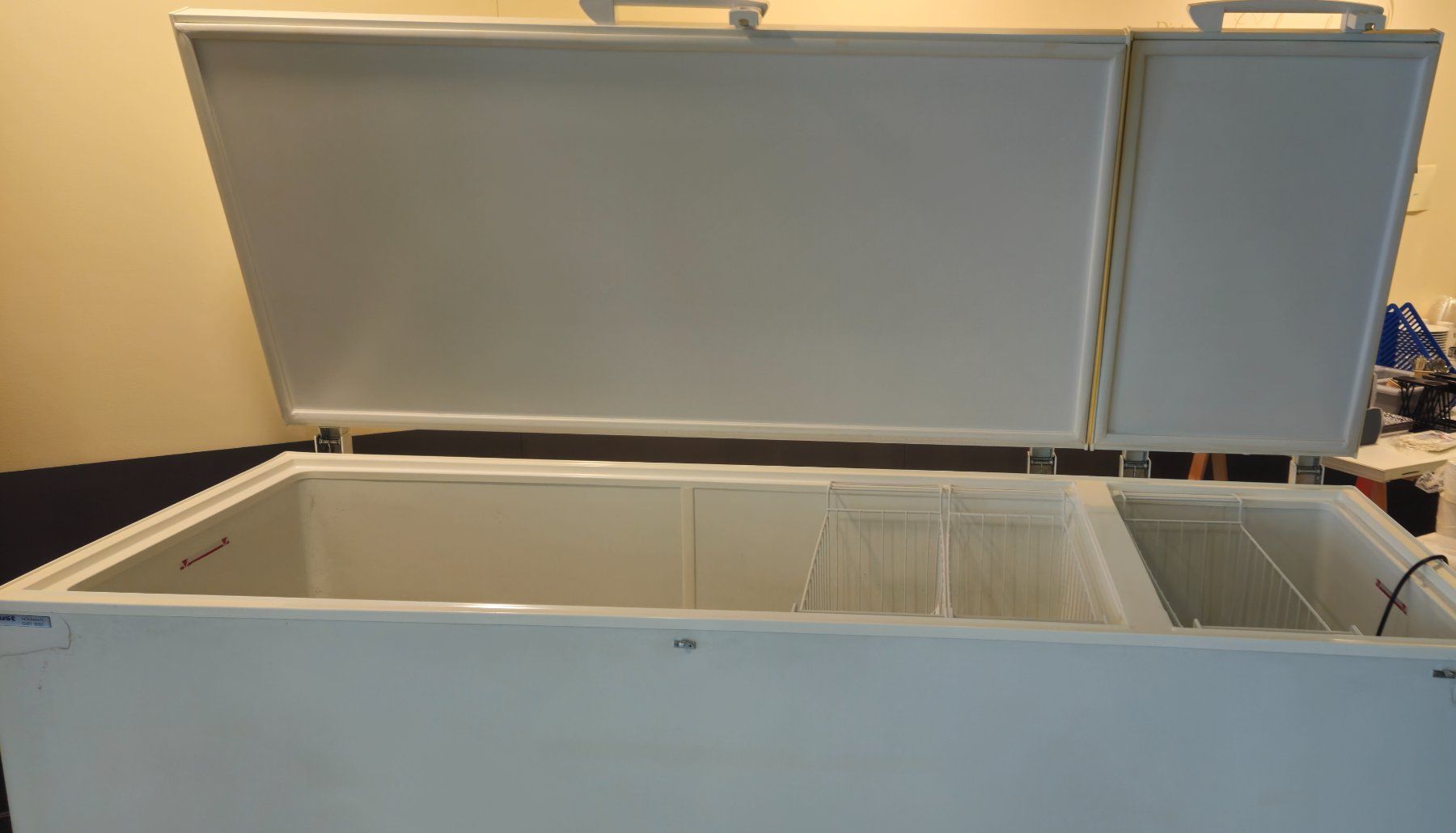 Congelatori: Gastro Tiefkühlschrank – Usato da Kirchberg BE venduto da Mone22 2