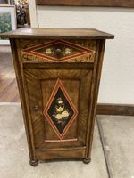 Antiker Nachttisch / Schrank, bemalt