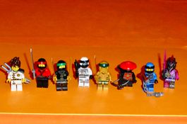 Lego Ninjago / 8 Minifiguren plus Waffen