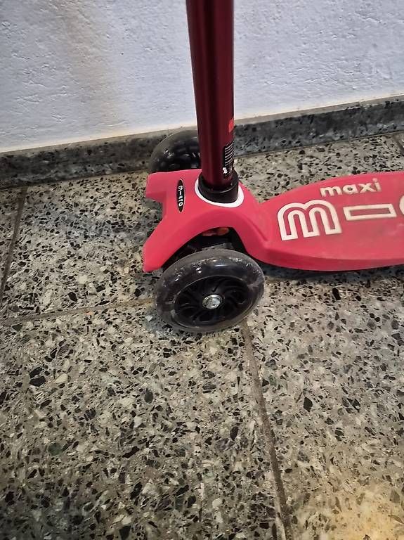 Micro Kickboard: Maxi Micro Deluxe LED Red – D'occasion à Reinach BL par ani_8xbq 3