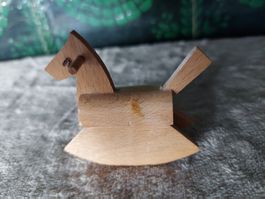 Herziges Holz-Schaukelpferdchen von Dora Kuhn Puppenhaus