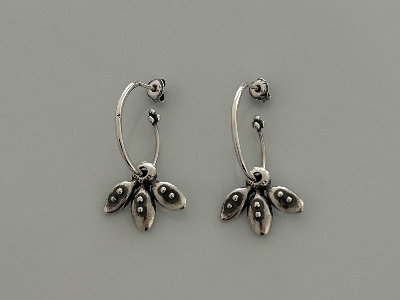 Ohrringe & -stecker: Trollbeads Ohrhaken Knospe mit Blütenblätter-Einhängern – Gebraucht aus Rheinfelden von Boutique_Luxe