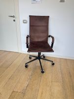 Sedia da ufficio girevole marrone con braccioli – CHF 60