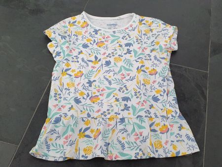 ++ T-Shirt in weiss mit Blumen ++ Gr. 122 / 128 ++