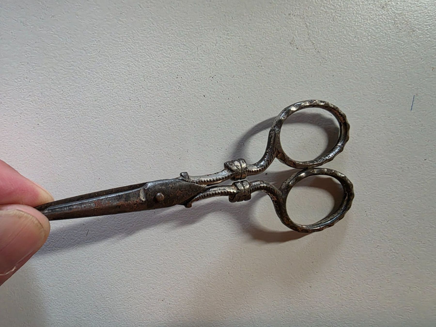 Alle Werkzeuge: antike feine Schere 11 cm – Gebraucht aus Walterswil BE von Lonitti 3