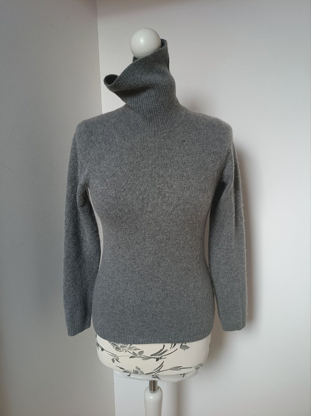 Maglioni & Felpe: Grauer Rollkragenpullover aus 100% Kaschmir – Usato da Peccia venduto da LillyMarie98