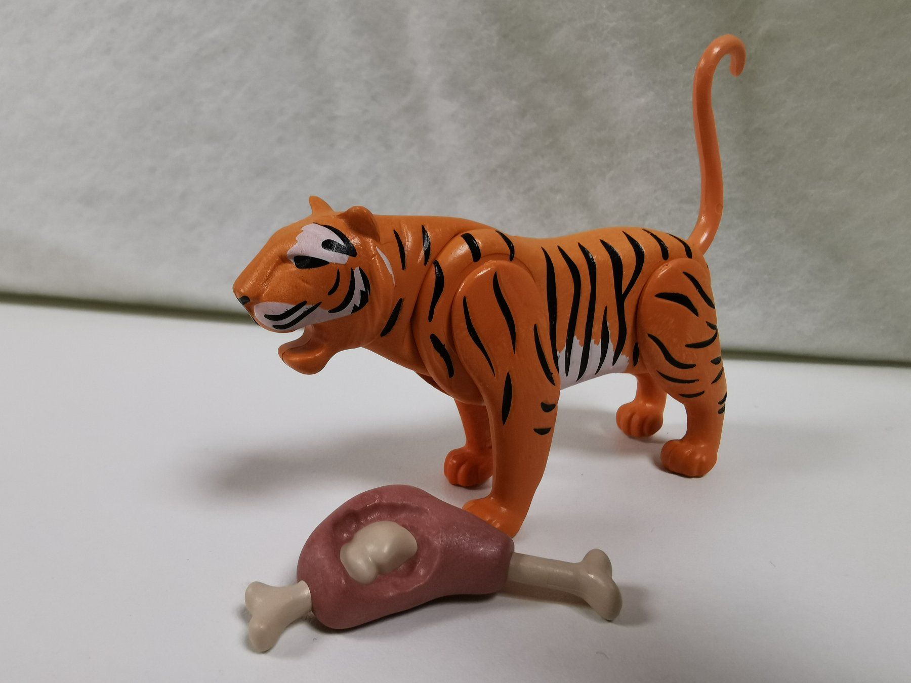 Playmobil Spielzeuge: Neuer Tiger mit Knochen von Playmobil – Neu (gemäss Beschreibung) aus Langendorf von Laedi6