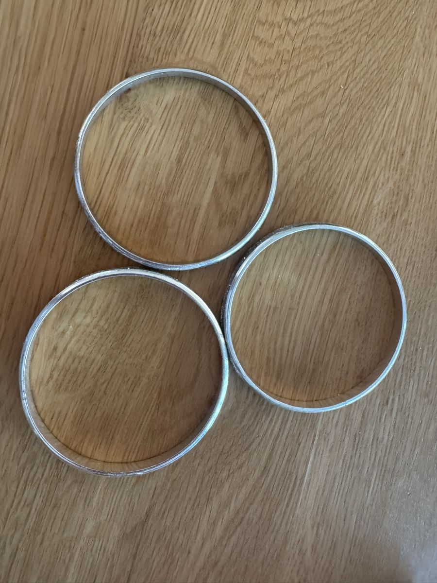 Bracelets: Silberfarbene Armreifen, 3er Set, Glitzer – D'occasion à Winkel par Schorley 3