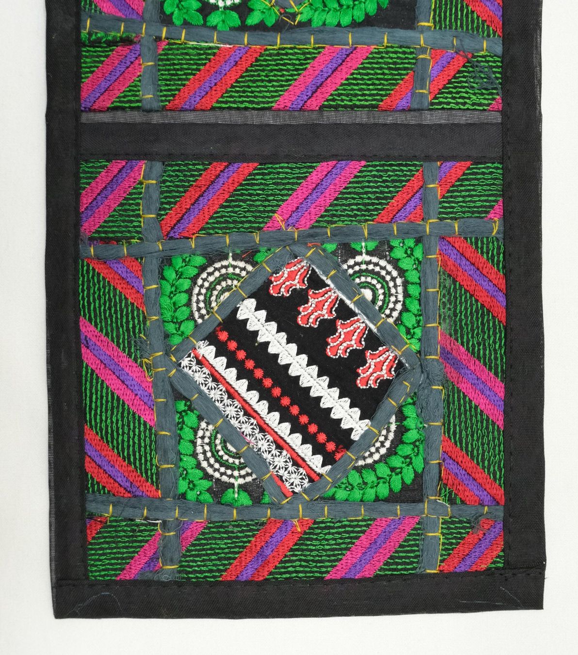 Tutte le decorazioni: Patchwork Wandbehang mit 3 Fächern dekorativer Organizer – Nuovo (secondo la descrizione) da Zürich venduto da Masala-Oase 3