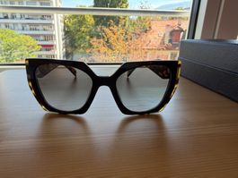 Lunettes de soleil PRADA Symbole (PR 15WS) - jamais portées