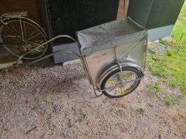 Alter Postveloanhänger SDM mit Verdeck in 6354 Vitznau 