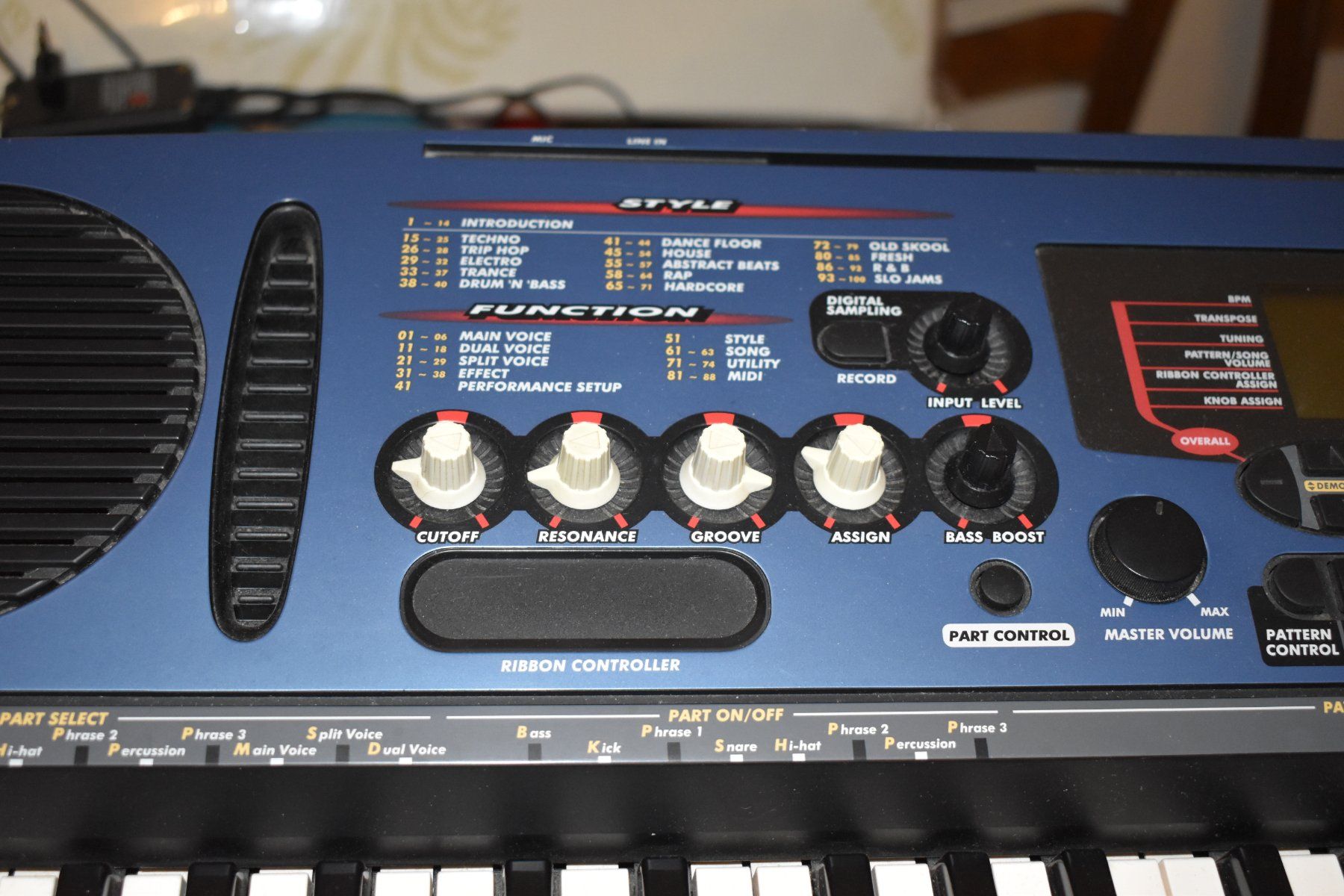 Yamaha Instruments de musique: Synthétiseur Yamaha DJX – D'occasion à Le Locle par skycomputer 4
