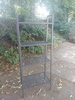 Schönes graues Metallregal