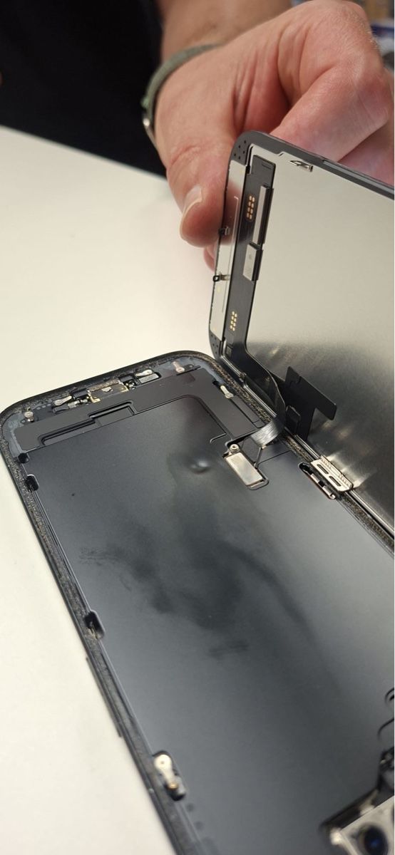 Apple Handys / Smartphones: iPhone 15 beschädigt – Defekt aus Belp von ali_ys5d 1