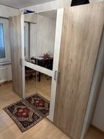 Kleiderschrank mit Spiegeln und Kleidung, guter Zustand